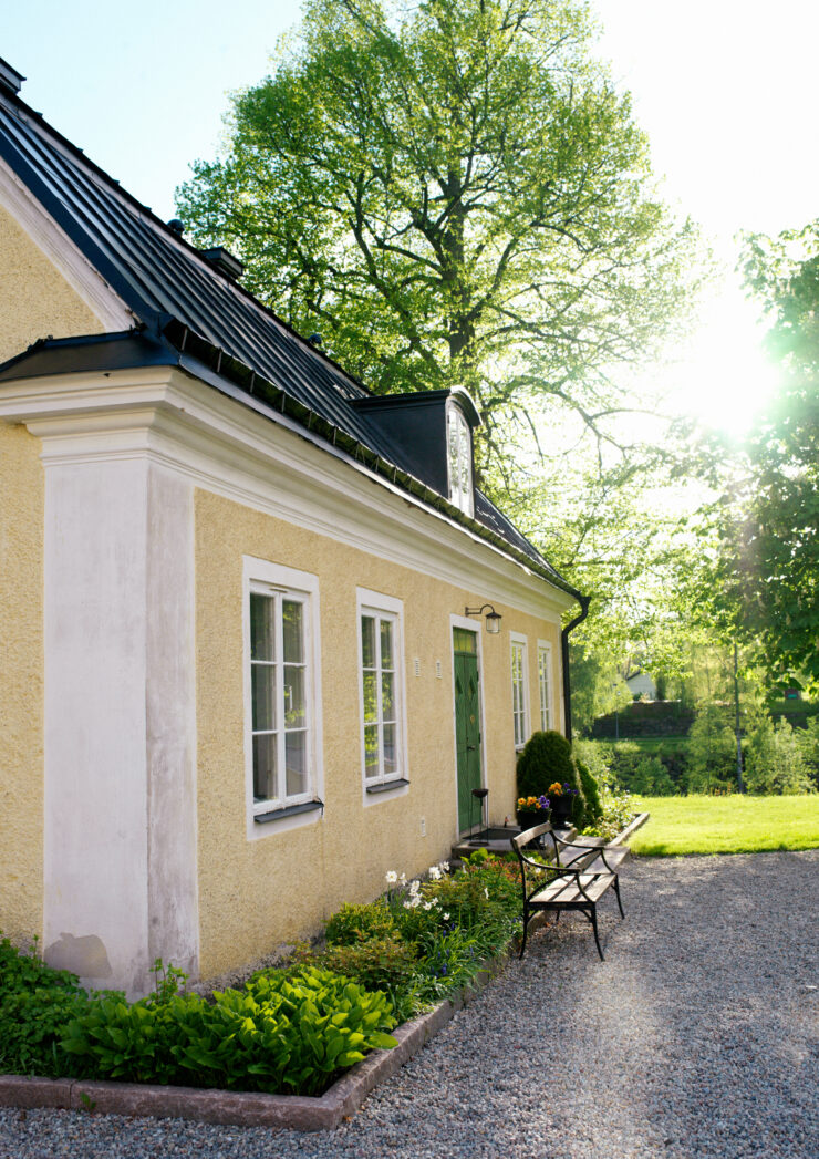 Pildil on vanem rohelise uksega maja.