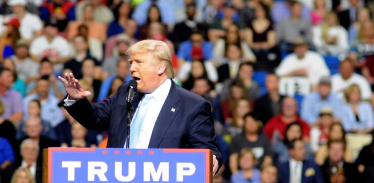 Donald J. Trump kõne pidamas.