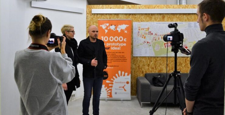 Pildil on Prototroni video filmine.