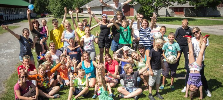 Annetame aega: lastega grupilt kuskil laagris.
