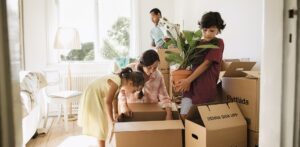 жилищный кредит, семья складывает коробки