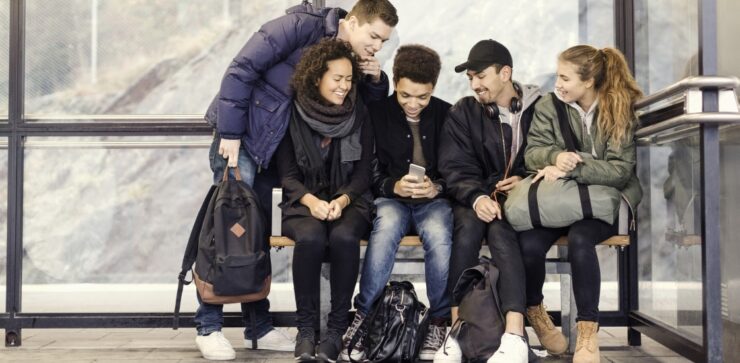 mobiilipank, mobiilimakse, noored vaatavad telefoni