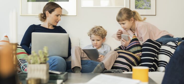 lapsele smart-ID, ema lastega diivani peal aega veetmas.