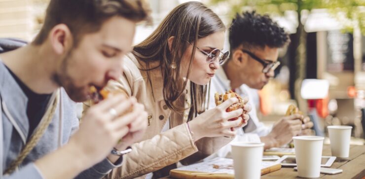 hinnatõus juuli, noored söövad kohvikus burgerit