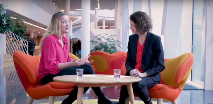 Emma Strömfelt, Fintech Forum 2017. Kaks naist istuvad suures kontoris värvilistel tugitoolidel.