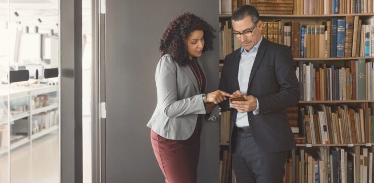 swedbank mobiilipank rekord, mees ja naine uurivad nutitelefoni ekraani