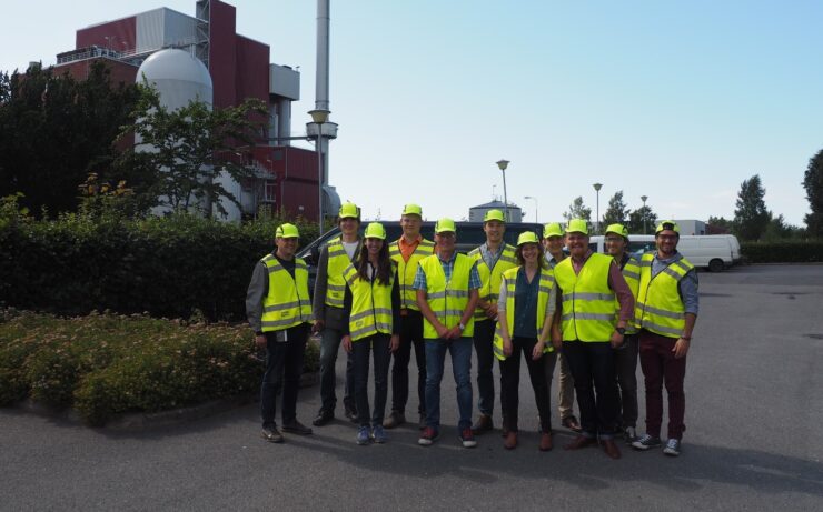 Sympower_meeskond helkurvestide ja roheliste mütsidega.