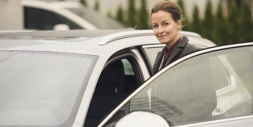 Balti autode liisingu võrdlus, naine istub autosse
