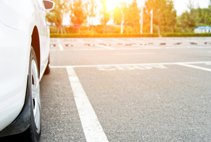 Auto seisab parklas