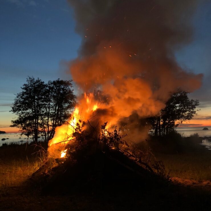 Jaanipäeva lõle päikeseloojangu taustal.