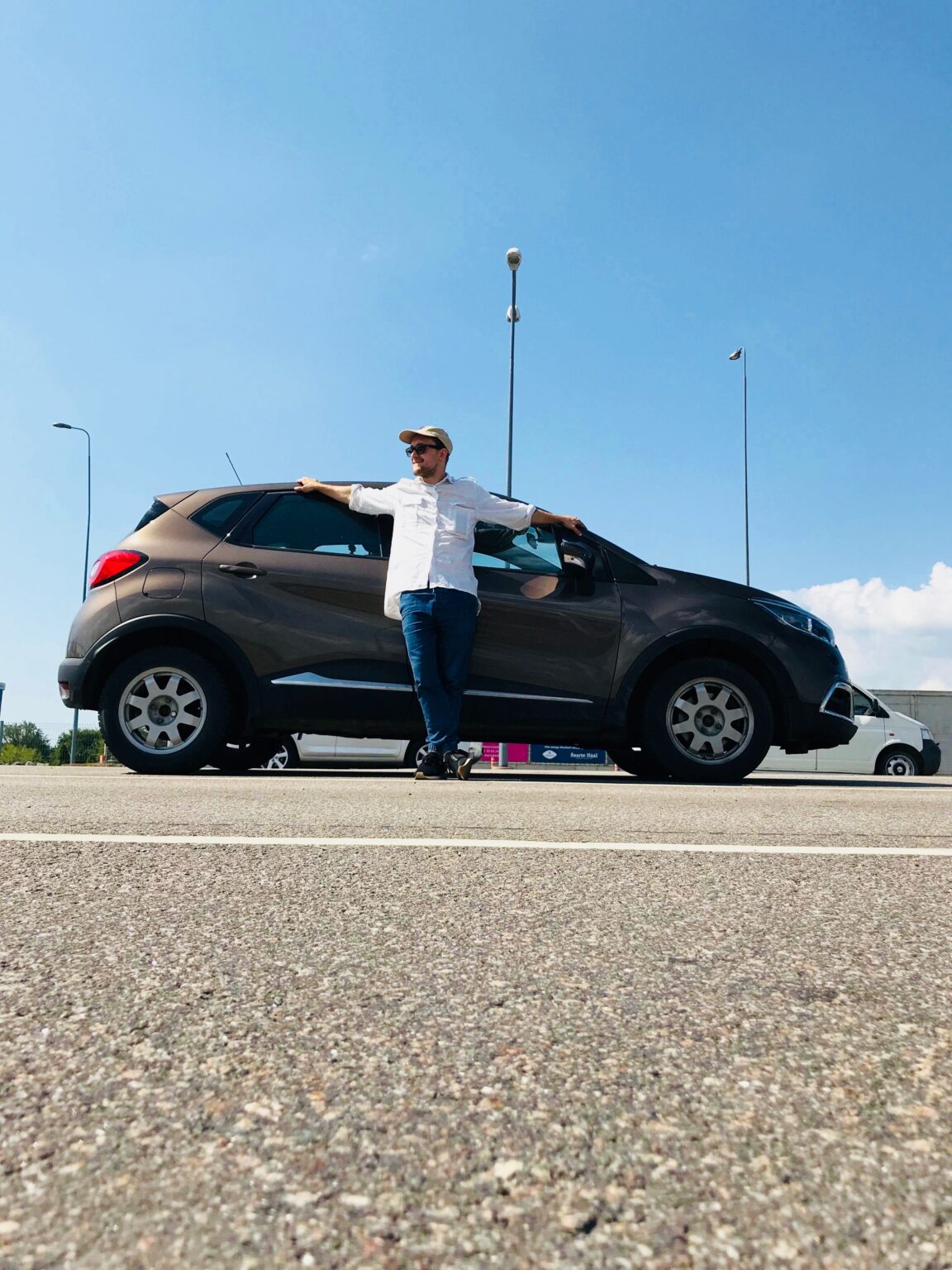 Mees seisab oma auto ees suvisel päeval.