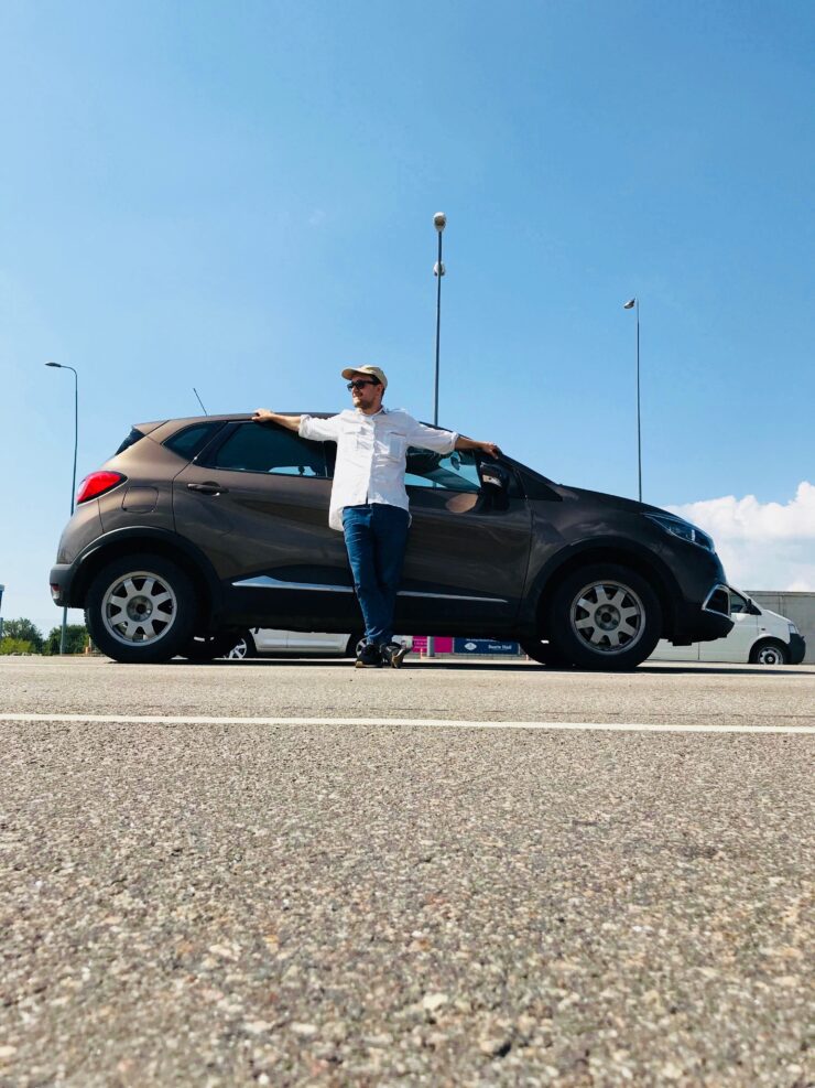 Mees seisab oma auto ees suvisel päeval.