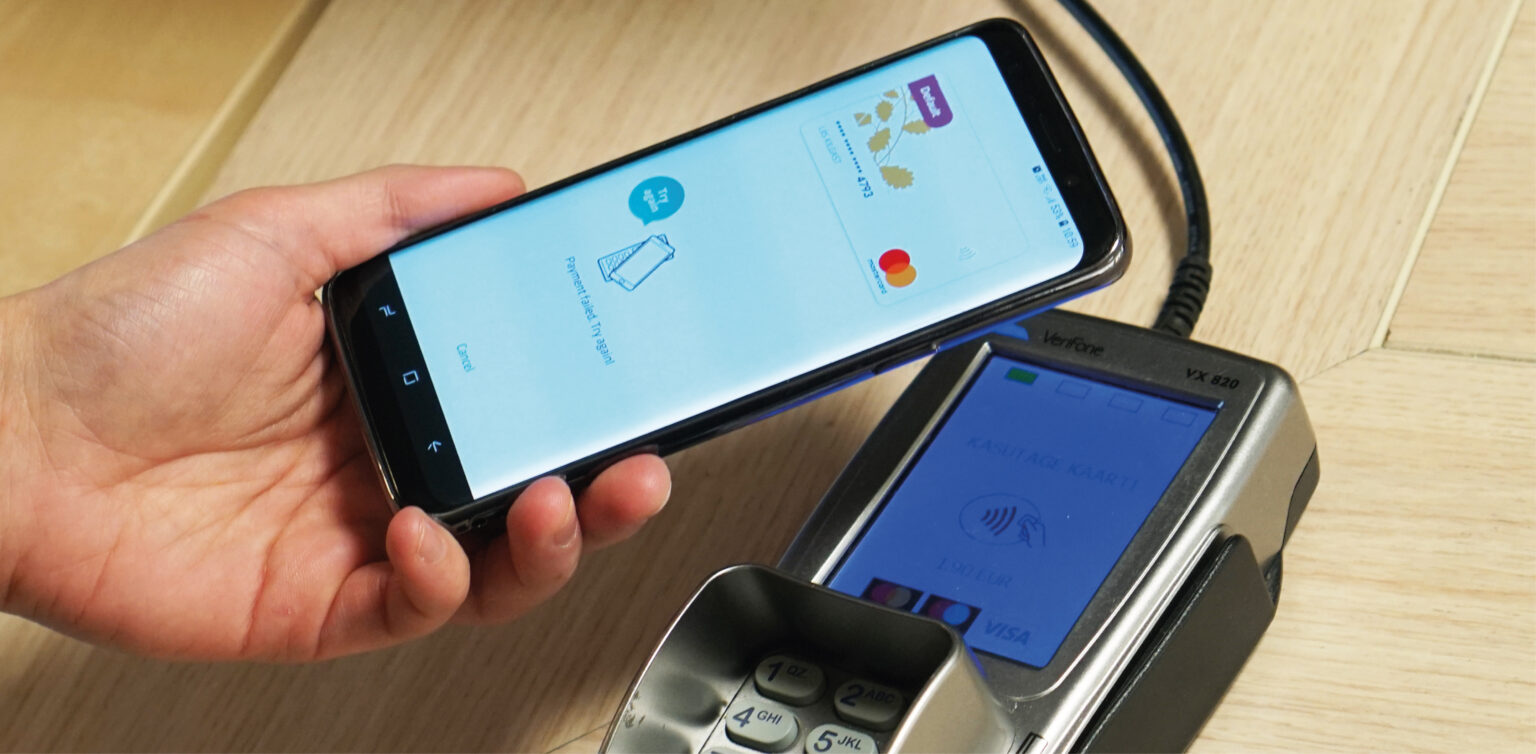 Telefoniga viibatakse terminalile, et sooritada makset.