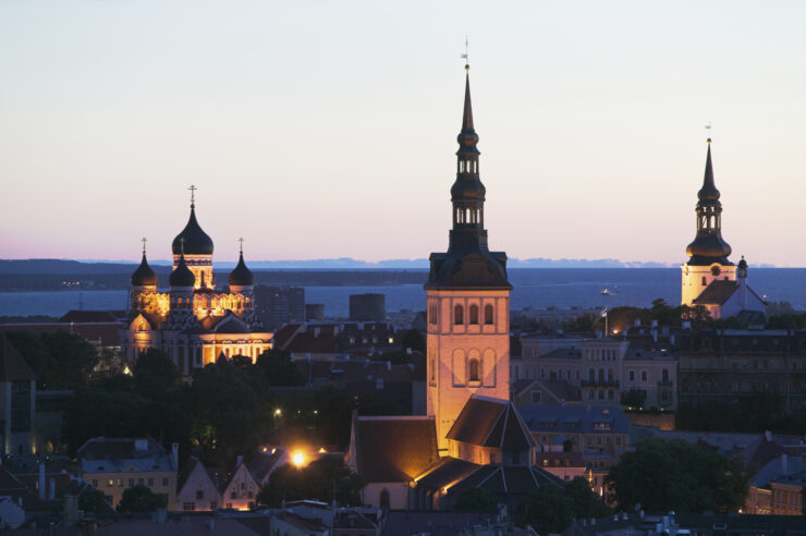 Tallinna vanalinn õhtu hämaruses.