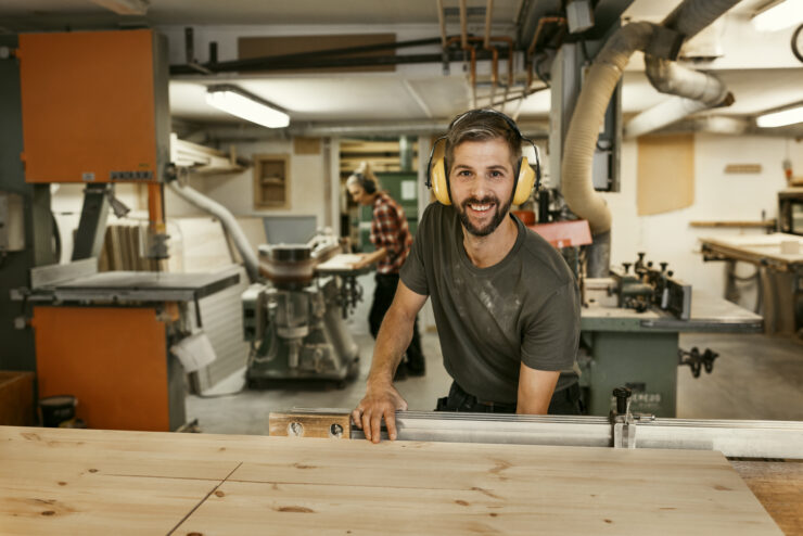 Mees töökojas, kõrvaklapid peas.