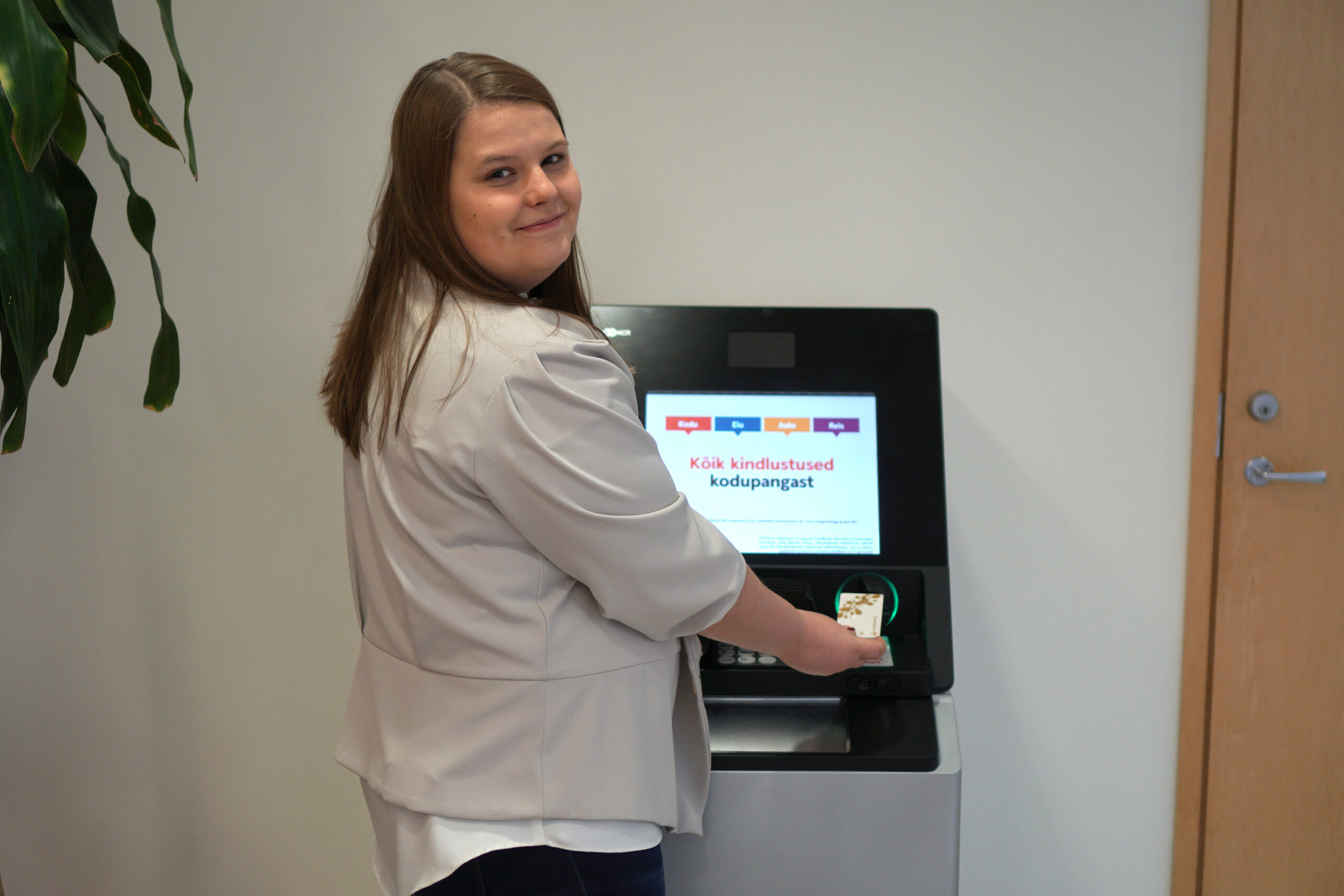 Swedbank приступил к обновлению сети банковских автоматов