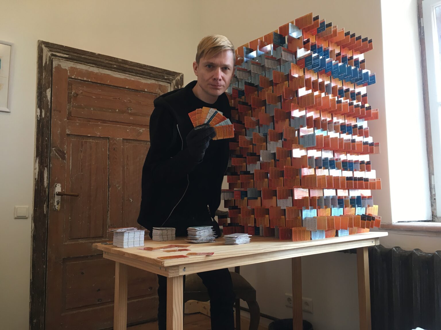 Paroolikaartidest tehtud kunstiteos ja selle autor.