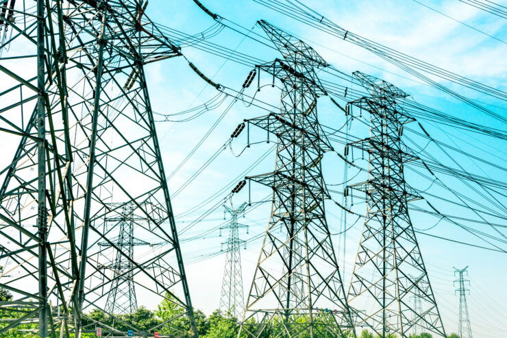 Elektripostid ja elektriliinid.