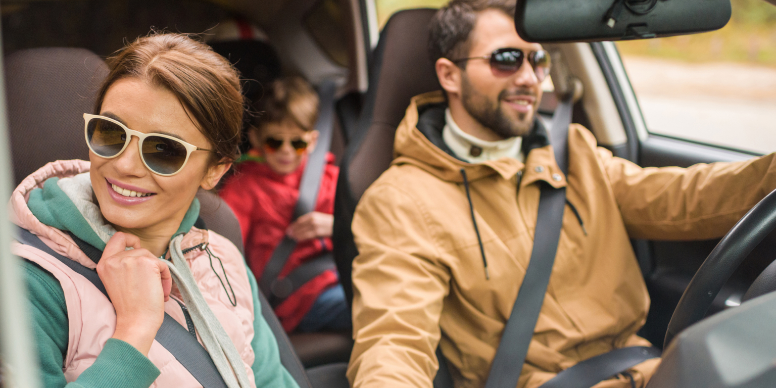 liikluskindlustus, kindlusta targalt. Perekond sõidab autoga.