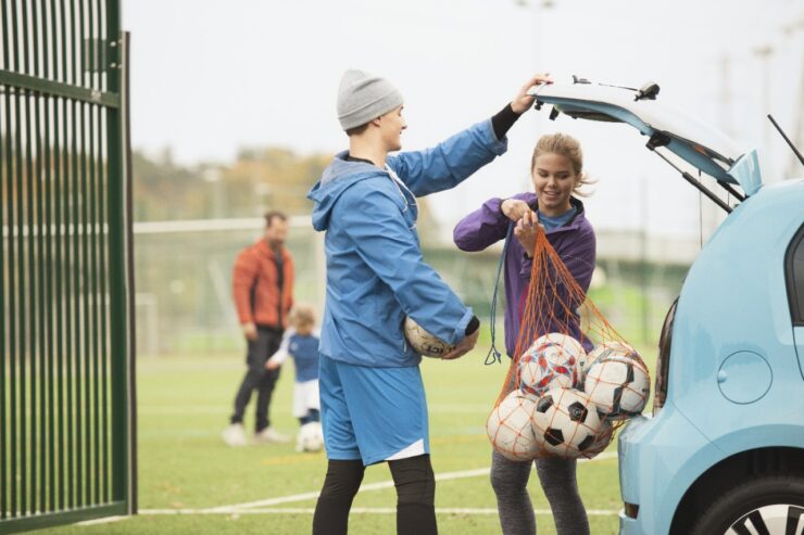 sport, sporditoetus. Noored jalgpalli väljakul.