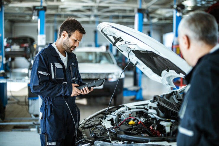 Mehed auto töökojas autosid parandamas