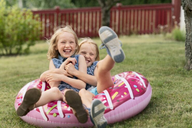 kindlustus: lapsed mängivad õues.
