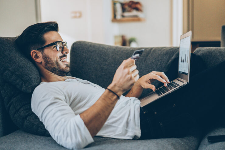 EveryPay Swedbank. mees ostab internetist midagi
