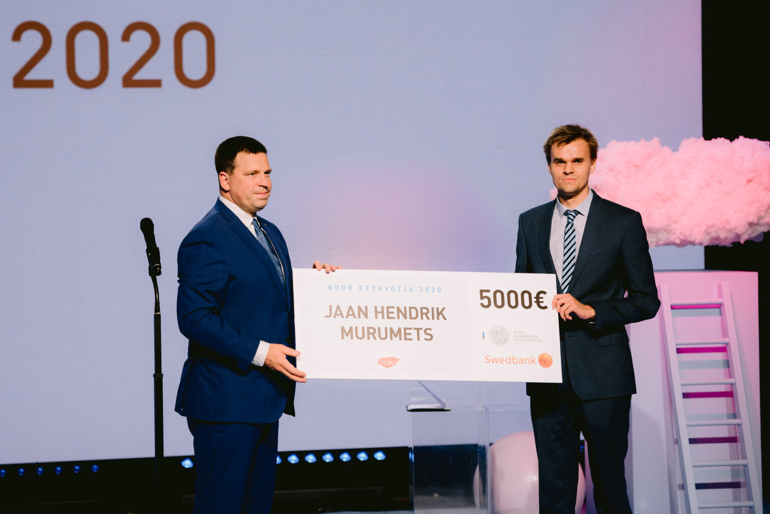Noor ettevõtja Jaan Hendrik Murumets oma uue auhinnaga. Auhinda annab üle Jüri Ratas.