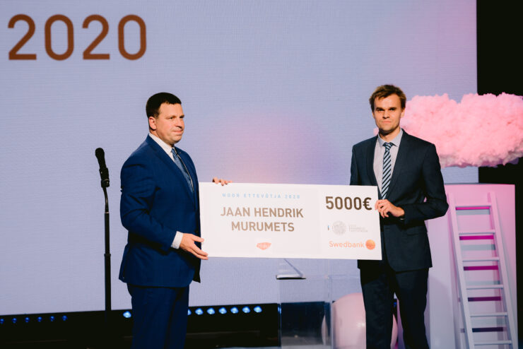 Noor ettevõtja Jaan Hendrik Murumets oma uue auhinnaga. Auhinda annab üle Jüri Ratas.