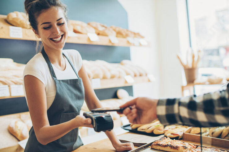 google pay. Inimene viipab kohvikus maksmiseks oma telefoniga.