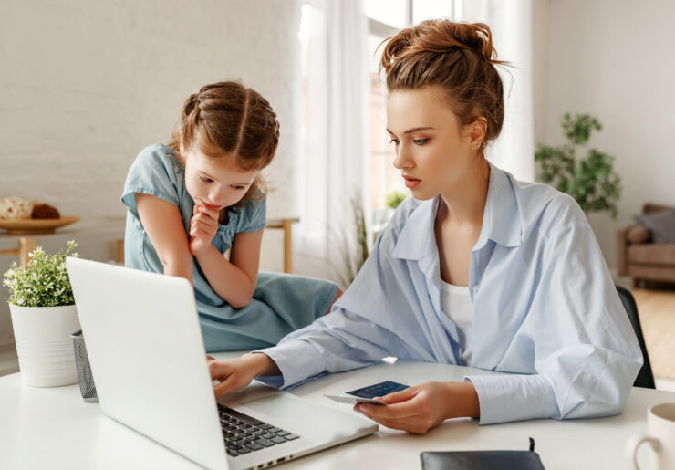 ostud internetist. ema ja tütar kodus arvutist ostlemas.