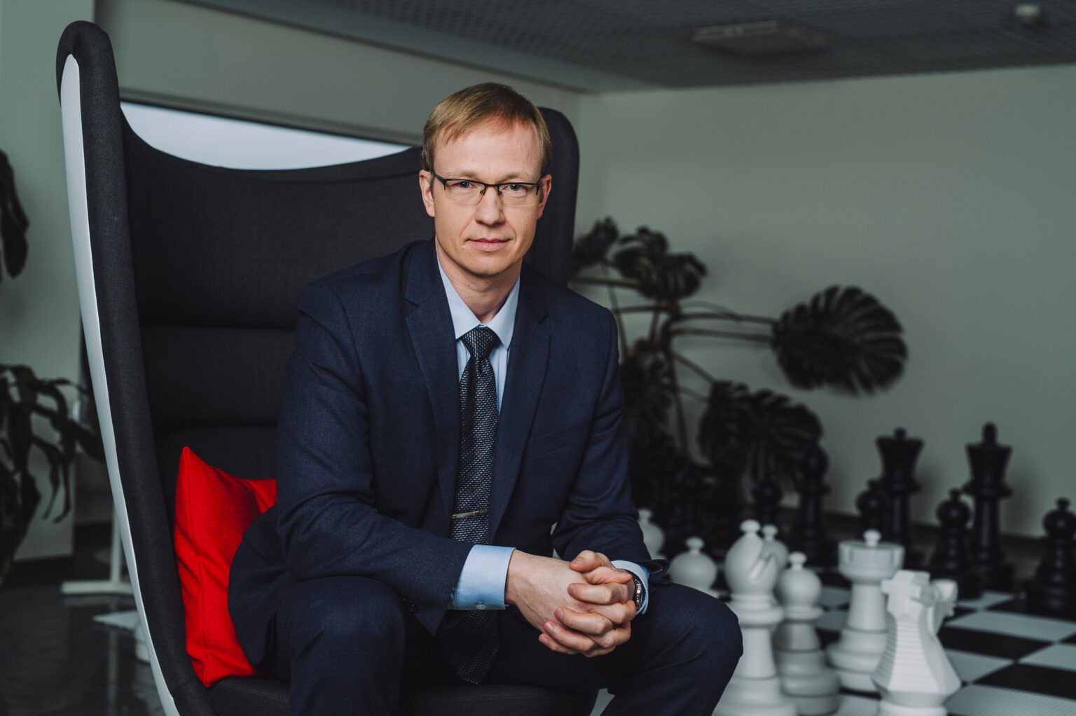 Mees istumas kindla näoga toolil.