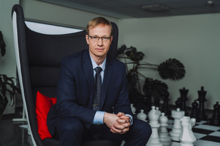 Mees istumas kindla näoga toolil.