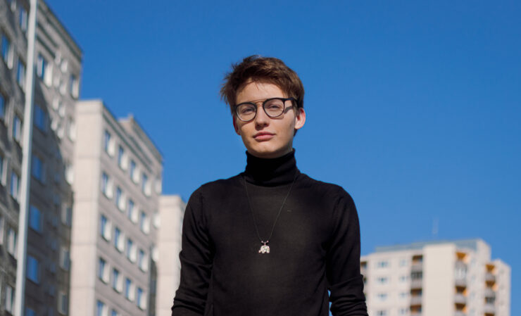 Daniel Kõiv vaatab kindla näoga kaamerasse.