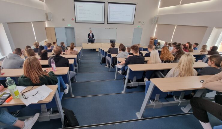 Olavi Lepp andmas Koidula gümnaasiumis tundi