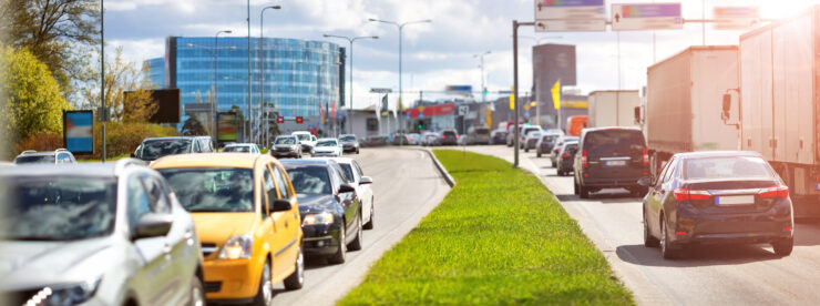 Tallinna Liiklus, palju autosid ja roheline muru