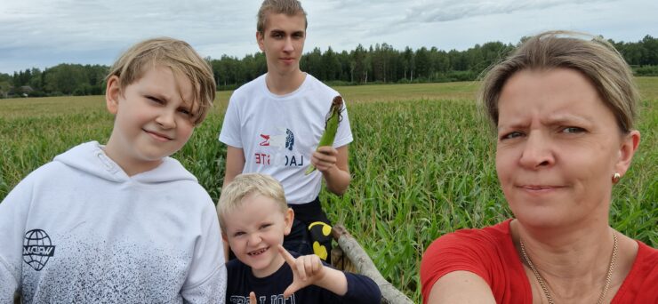 Margot Helena Kasari oma lastega põllul selfiet tegemas