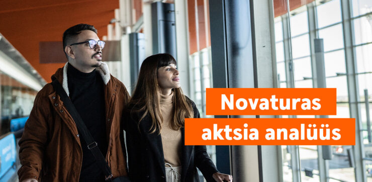 Inimesed kohvritega lennujaamas, Novaturas akytsia analüüs bänner.