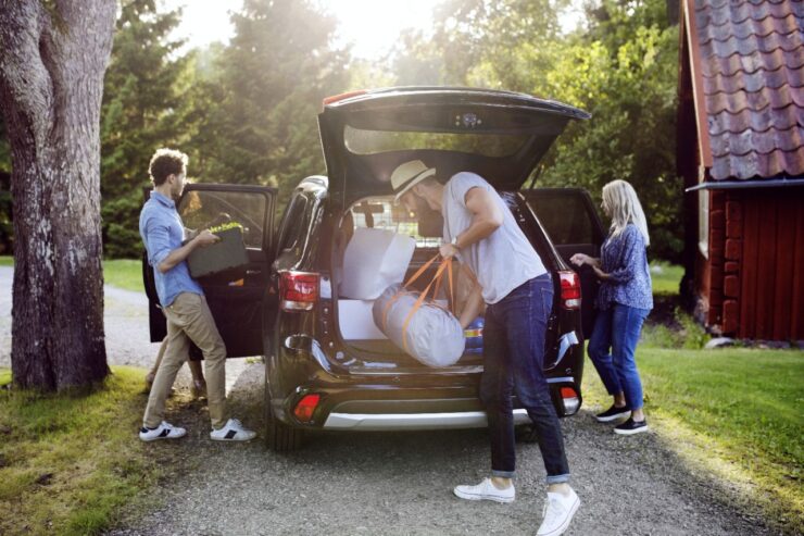 Sõbrad pakivad reisiks autosse asju