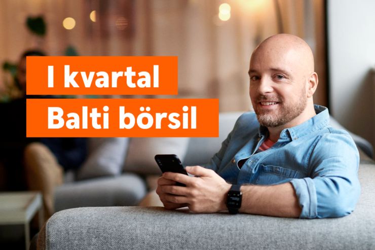 I kvartali Balti Börsil bänner. Mees naertatab ja vaatab kaamerasse.