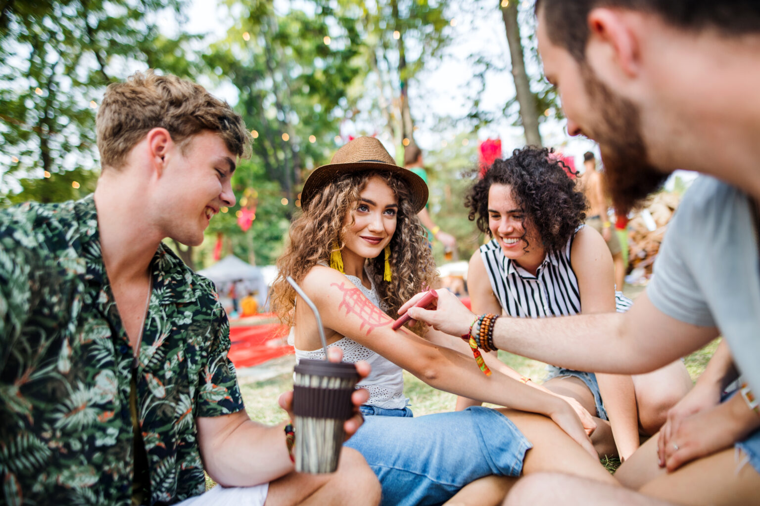 Festival, kus noored inimesed räägivad juttu ja chillivad.