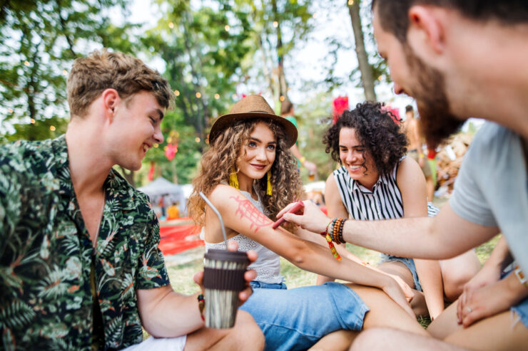 Festival, kus noored inimesed räägivad juttu ja chillivad.