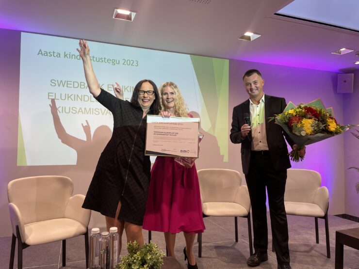Swedbank pälvis auhinna kiusamisvastasde teenuse pakkumise eest, näha on Swedbanki töötajaid tähistamas.