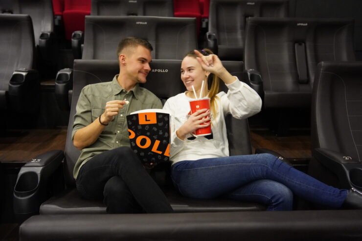Kaks noort istuvad Apollo kino paaristoolil, käes pop-corn ja suur coca.