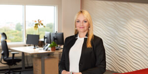 Anne Pärgma seisab naeratdes