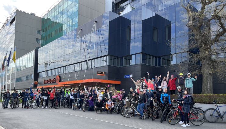 Palju inimesi on ratastega Swedbanki Liivalaia kontori ees. Nad on kõik väga rõõmsas tujus.
