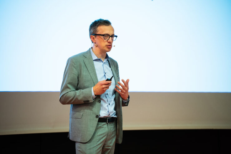 Andreas Kaju esitlemas.