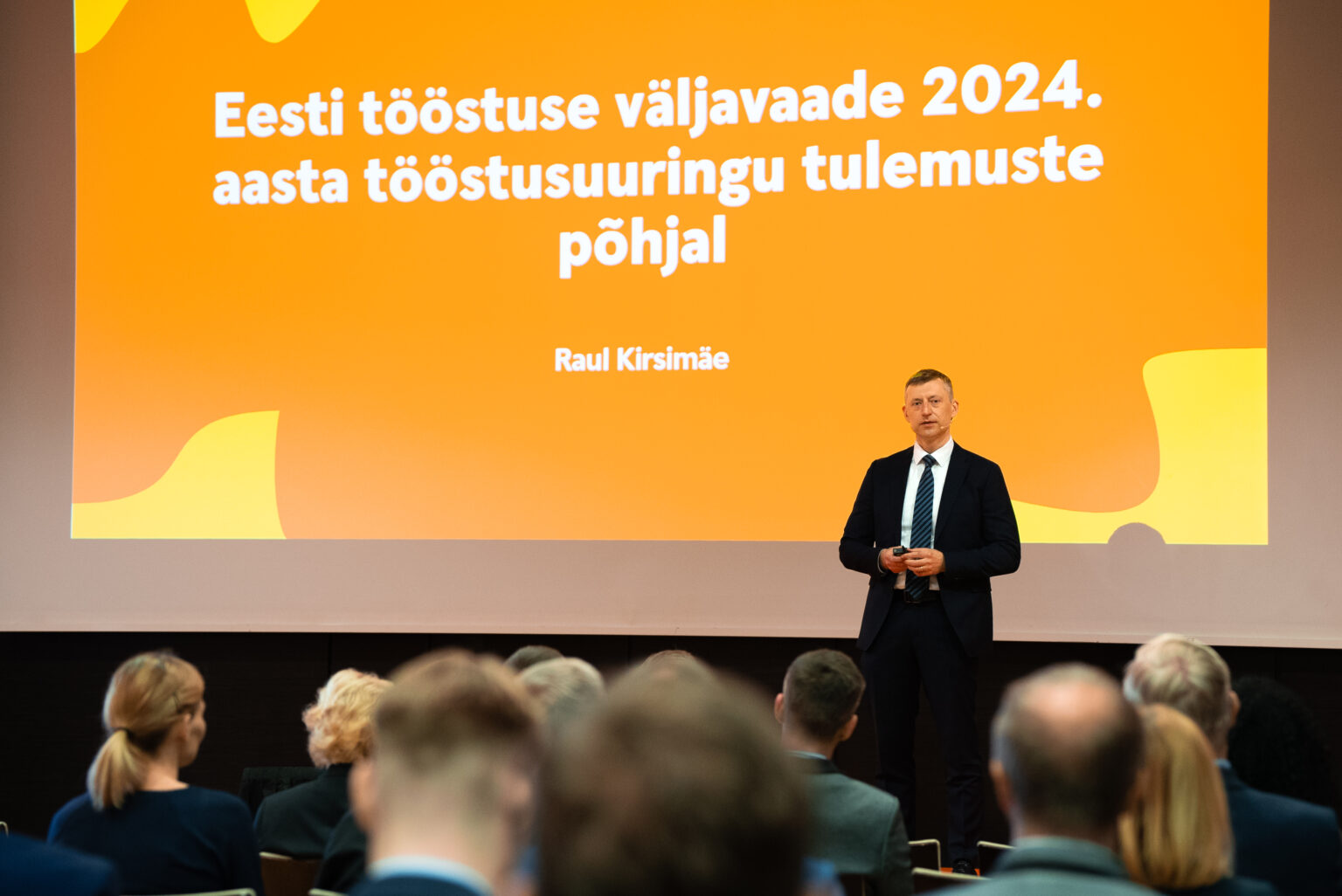 Raul Kirsimäe esitlemas.