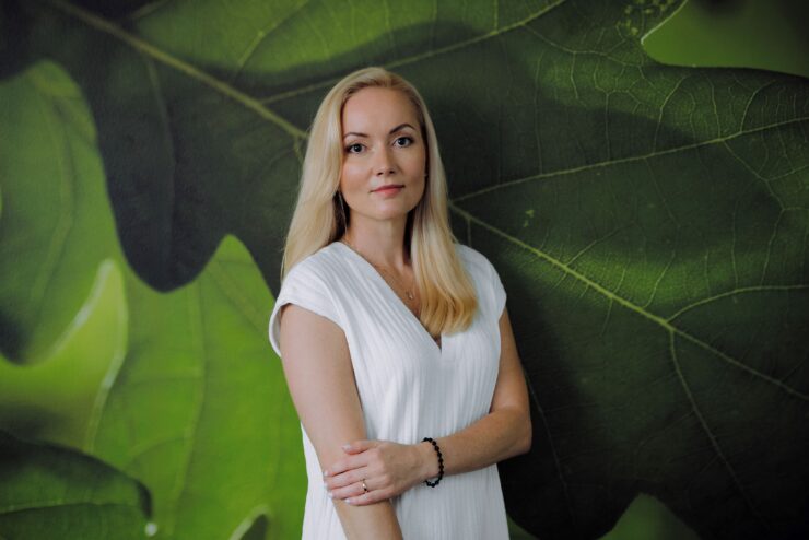 Pildil seisab Liisa Maria Lees, taustal Swedbanki tammelehtede disain.