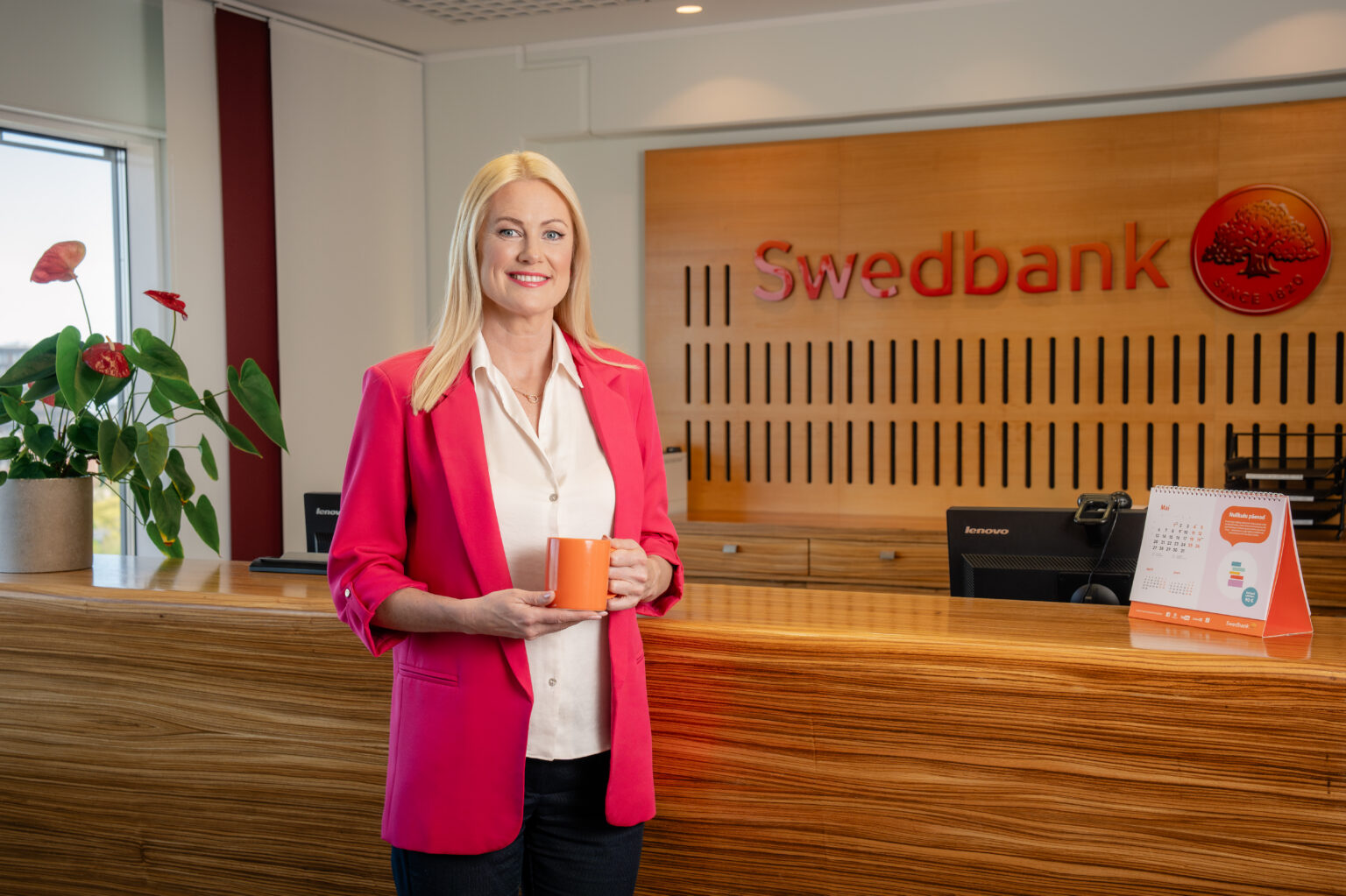 Mari-Liis Jääger, kelle taustal on Swedbanki logo.